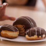 Main qui cherche à s'emparer de gâteaux