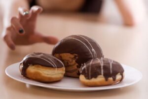 Main qui cherche à s'emparer de gâteaux