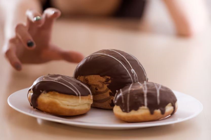Main qui cherche à s'emparer de gâteaux